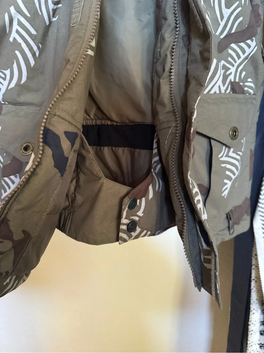 Quiksilver XL Camo Zebra Print Snowboard Jacket – Unisex Teen/Boys/Girls